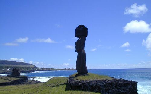 Moai toknottal oldalról